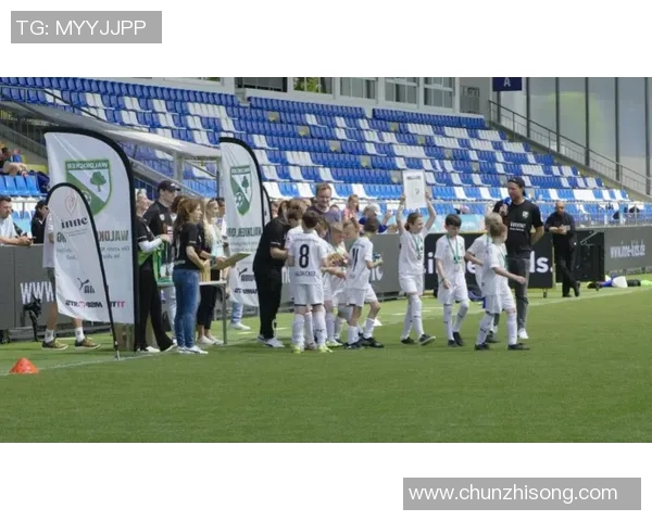 美国足球明星在绿茵场上的精彩表现与职业生涯回顾